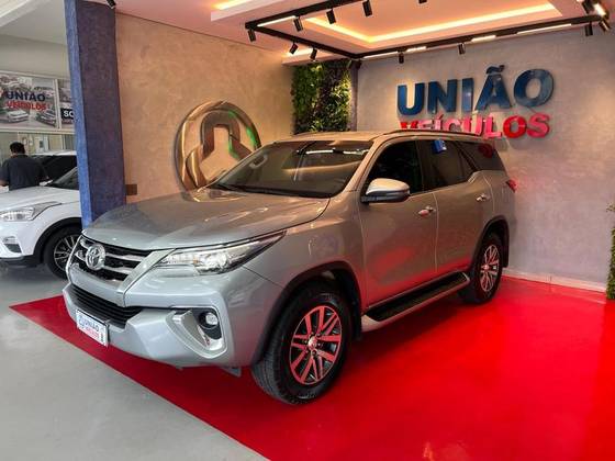 TOYOTA HILUX SW4 2.8 SRX 4X4 7 LUGARES 16V TURBO INTERCOOLER DIESEL 4P AUTOMÁTICO